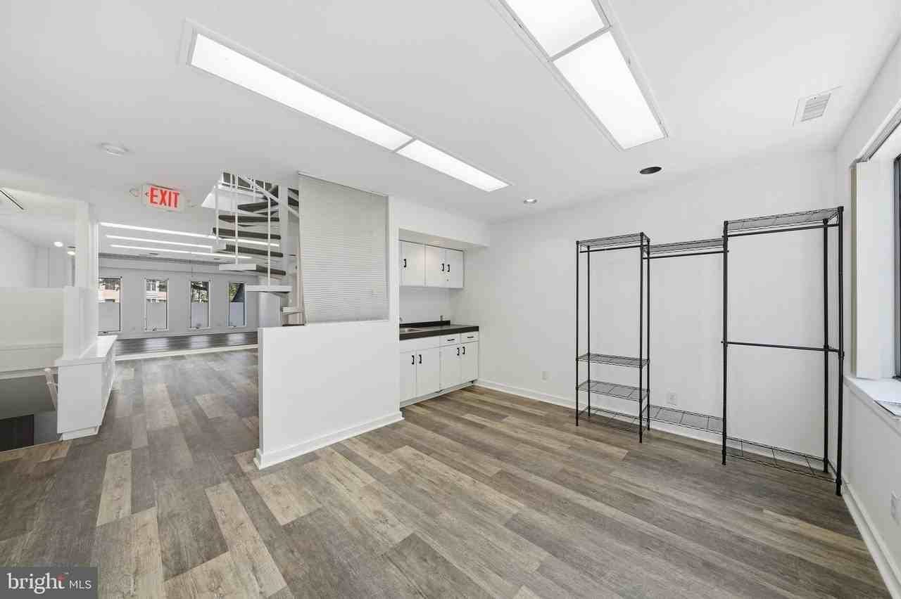 4820 Macarthur Blvd Nw - Photo 6 of 46