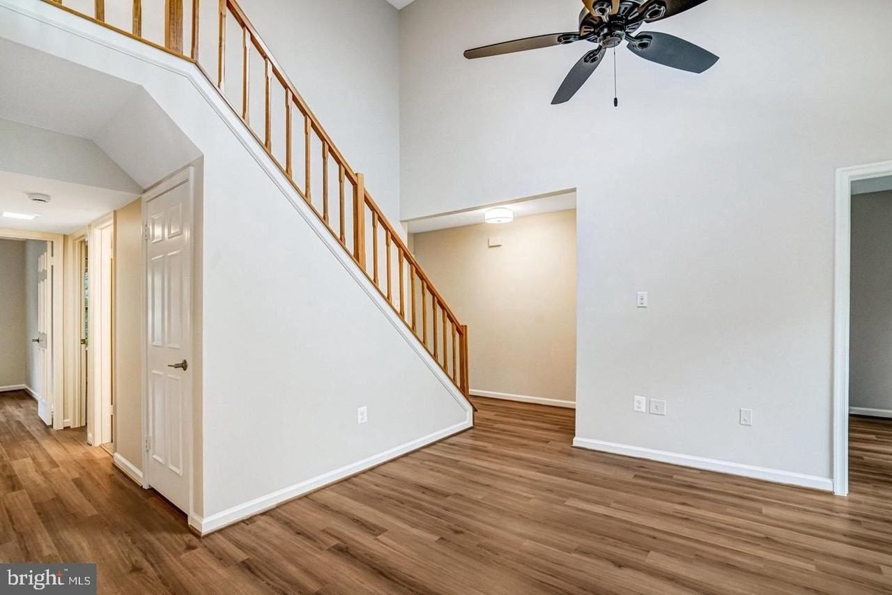 7729 Inversham Dr - Photo 7 of 39