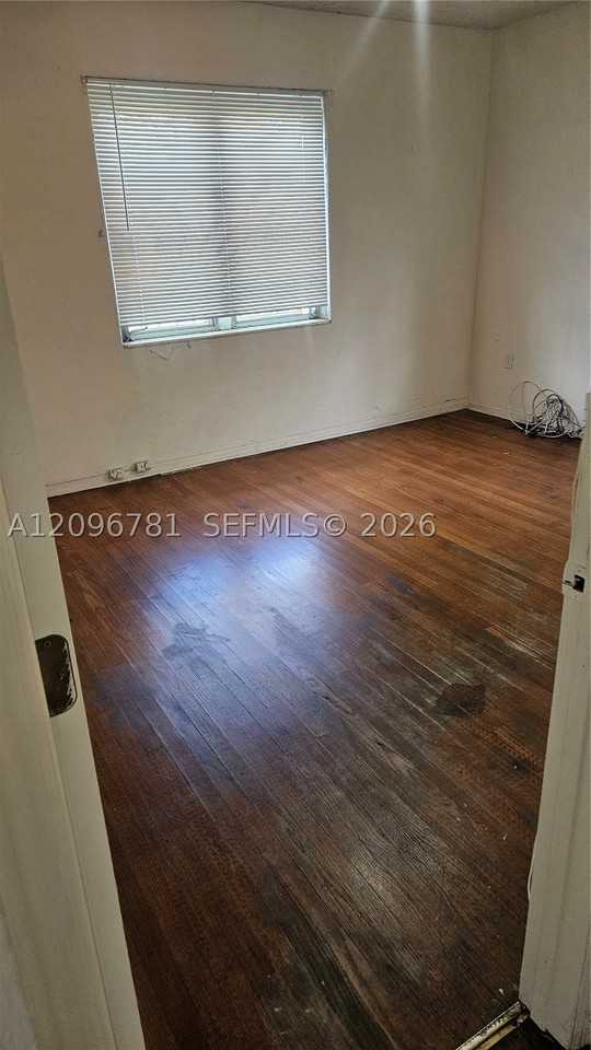 500 Nw 45th St - Photo 3 of 8