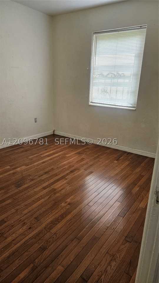 500 Nw 45th St - Photo 4 of 8