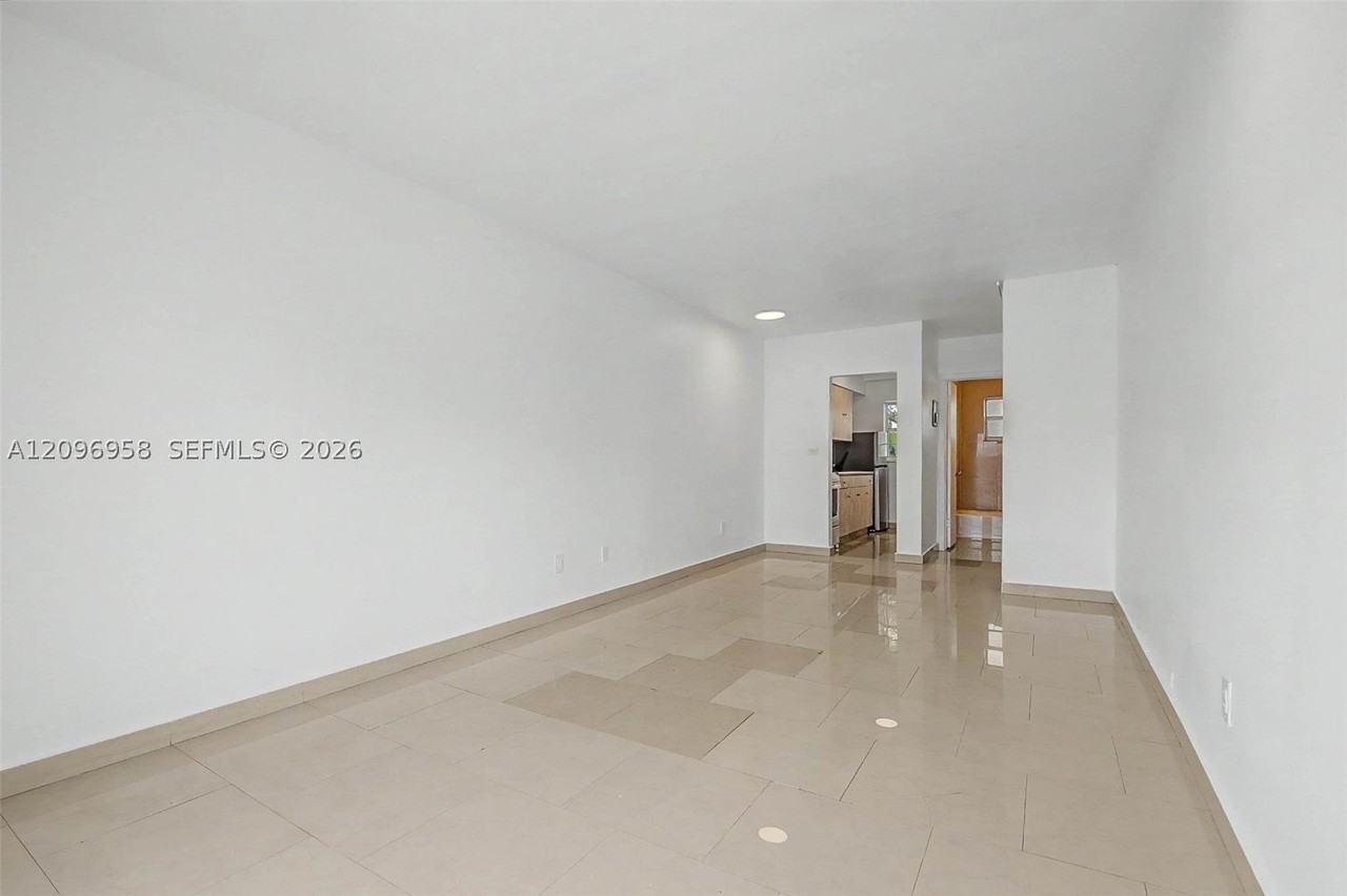 1685 Jefferson Ave #14 - Photo 4 of 27