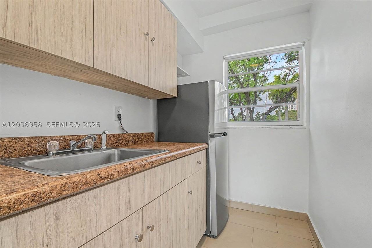 1685 Jefferson Ave #14 - Photo 5 of 27