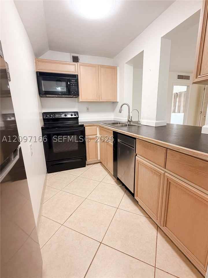 3304 Virginia St #5C - Photo 3 of 12