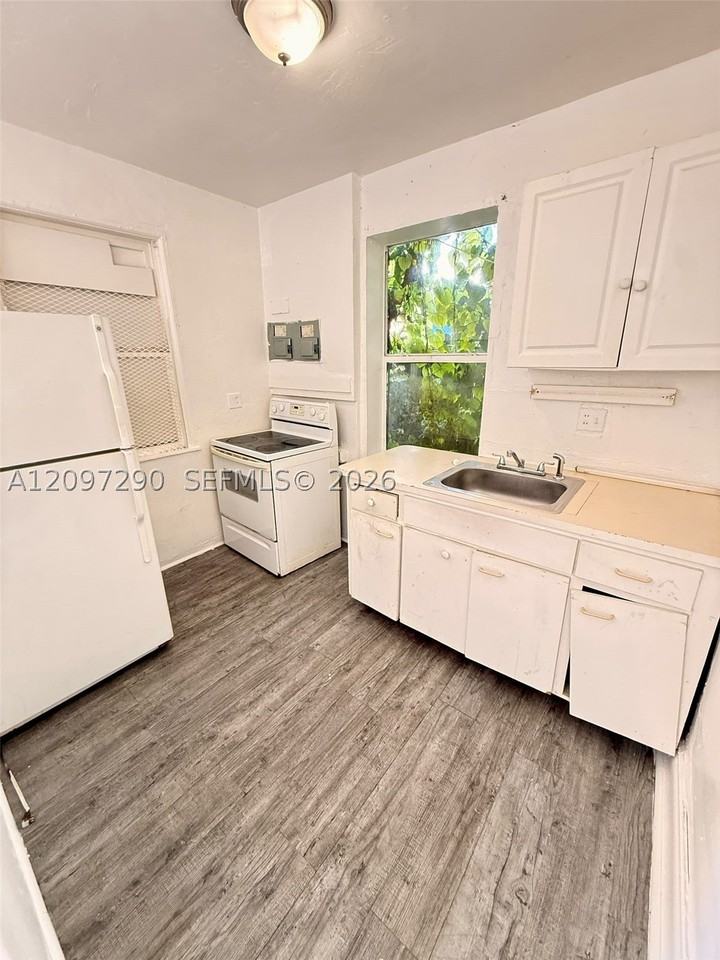 1111 N 22nd Ave #5 - Photo 4 of 5