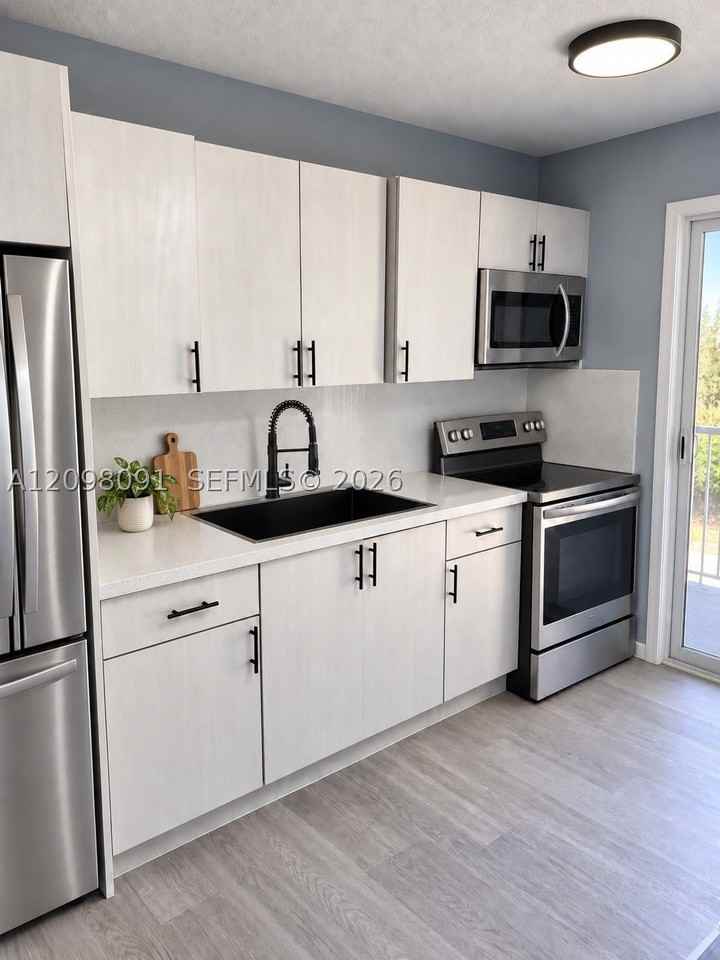 519 Nw 10th Ave #3 - Photo 5 of 9