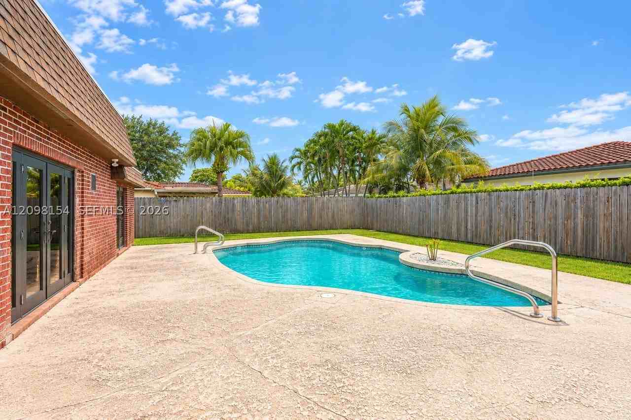 8131 Nw 68th Ave - Photo 7 of 38
