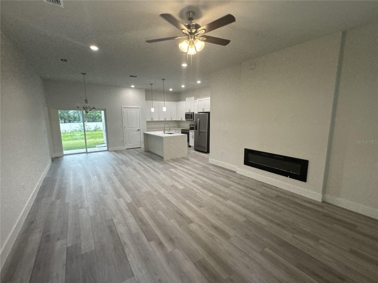 2231 Vancouver Ln - Photo 2 of 22