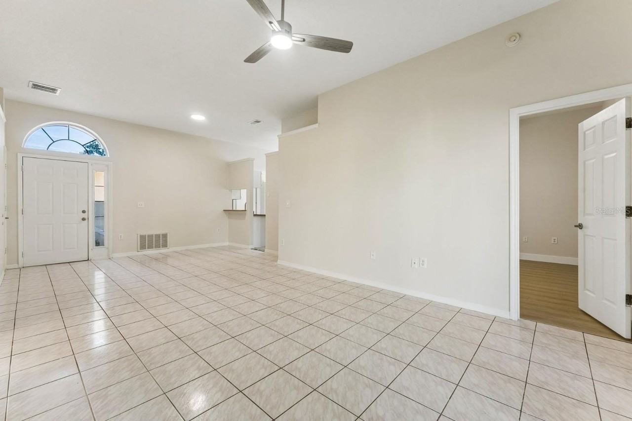 11850 Hullbridge Ct - Photo 3 of 18