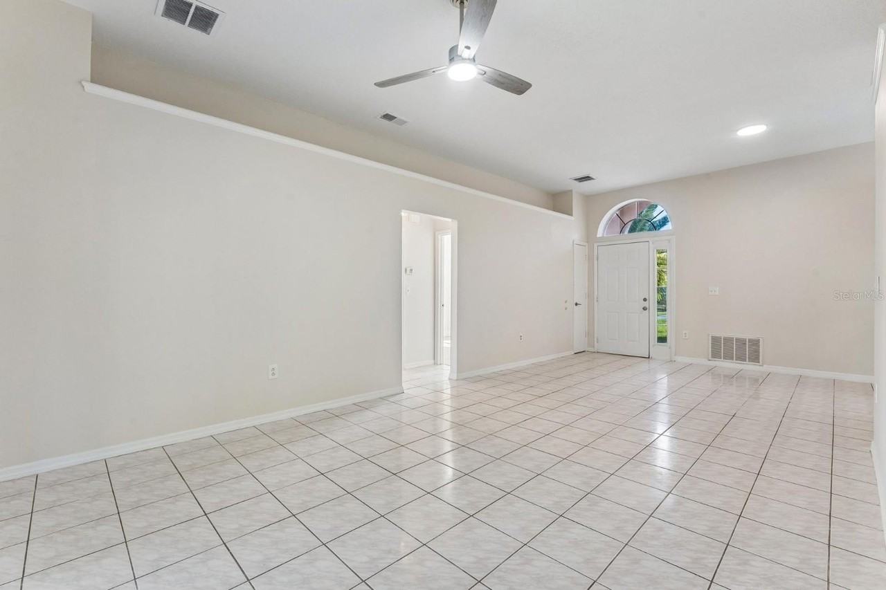 11850 Hullbridge Ct - Photo 5 of 18