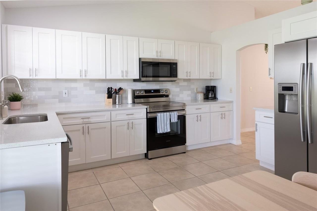 1085 Indian Ridge Trl E - Photo 3 of 26