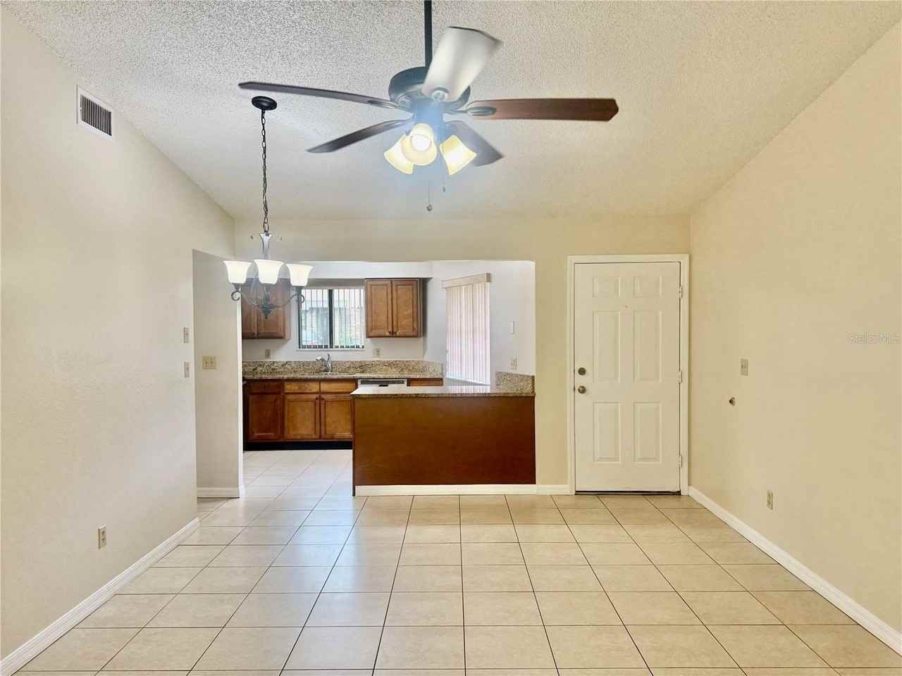 1805 Foxhall Cir - Photo 7 of 26