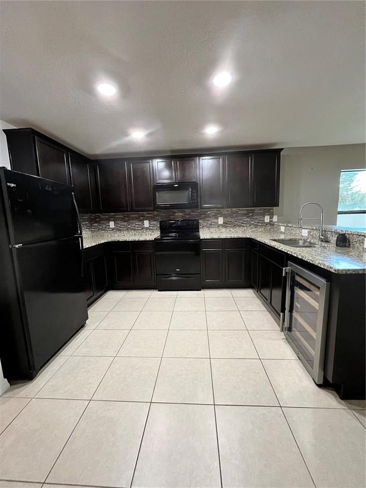 2121 Hibiscus Pl - Photo 2 of 11
