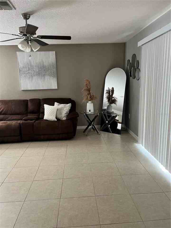 2121 Hibiscus Pl - Photo 4 of 11