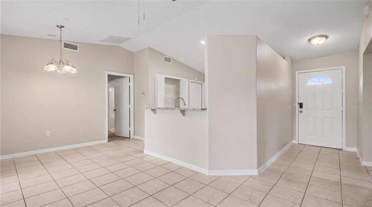 526 Finch Ct - Photo 2 of 11