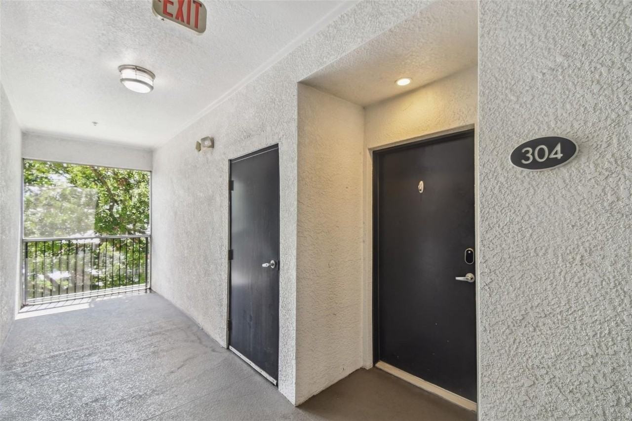 435 S Oregon Ave #304 - Photo 3 of 43