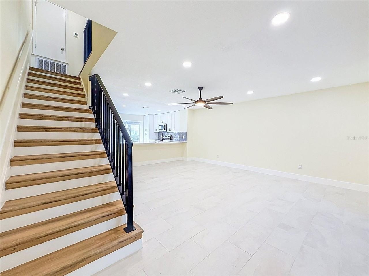 16110 Rambling Vine Dr W - Photo 3 of 40