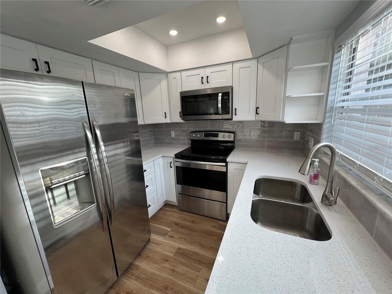 946 Berkley Ct N - Photo 5 of 10