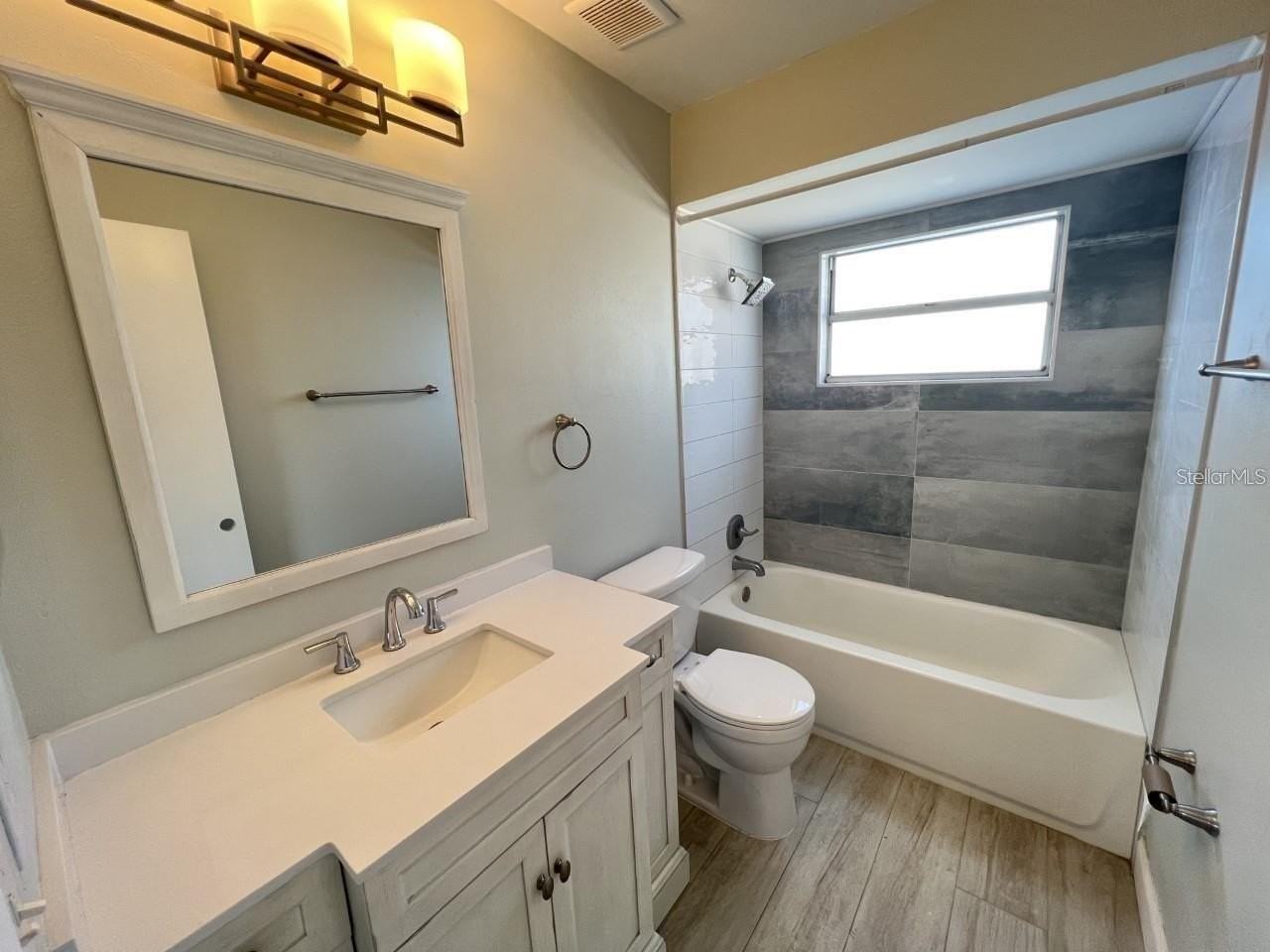 946 Berkley Ct N - Photo 7 of 10
