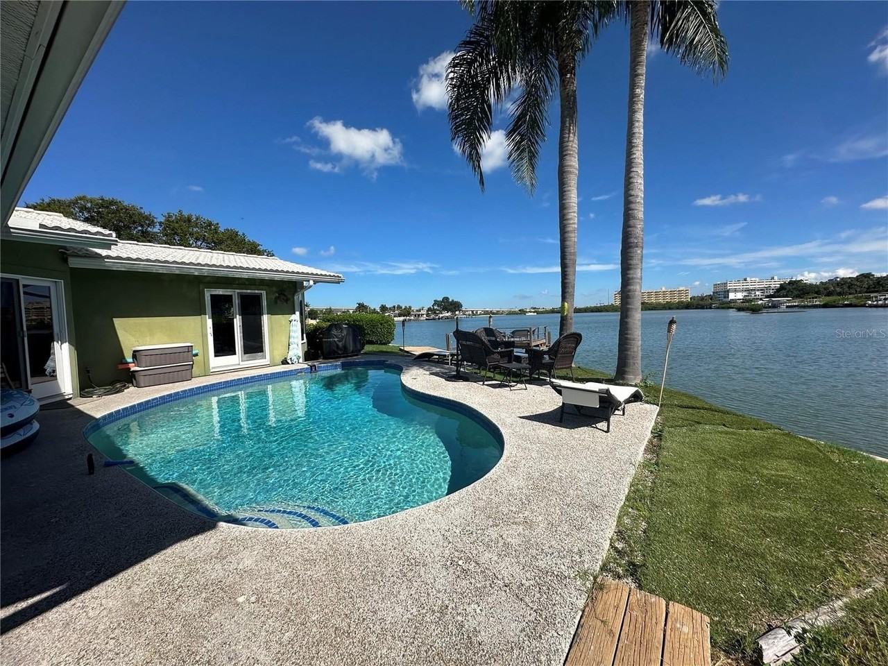 502 Palm Dr - Photo 2 of 20