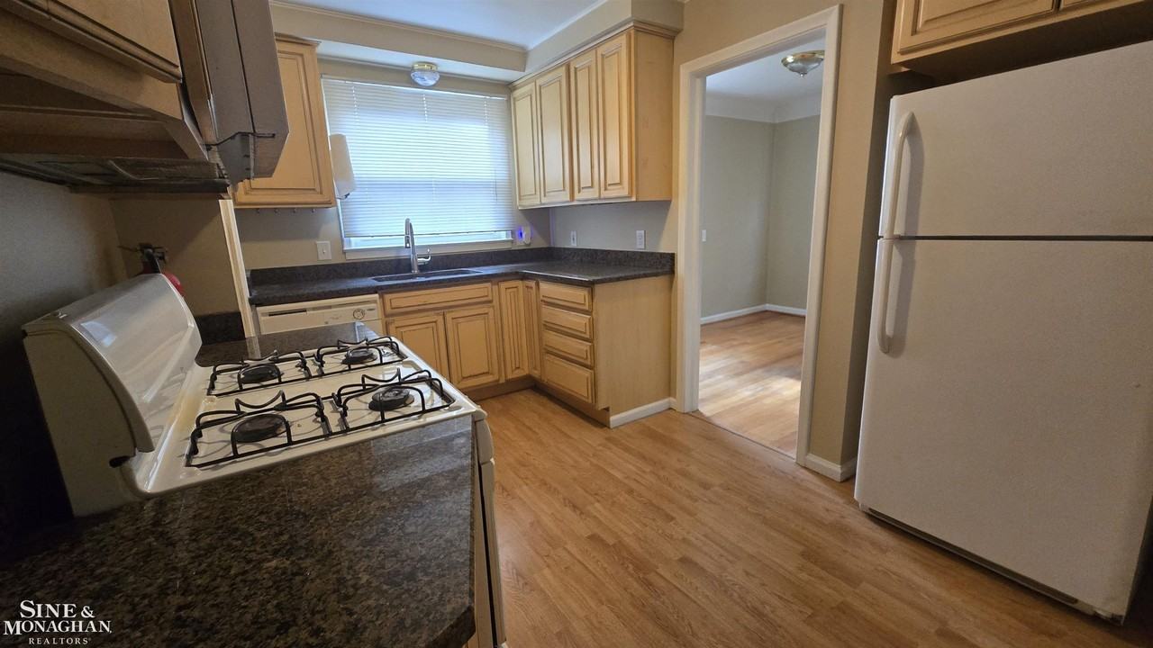 21553 Newcastle Rd - Photo 3 of 14