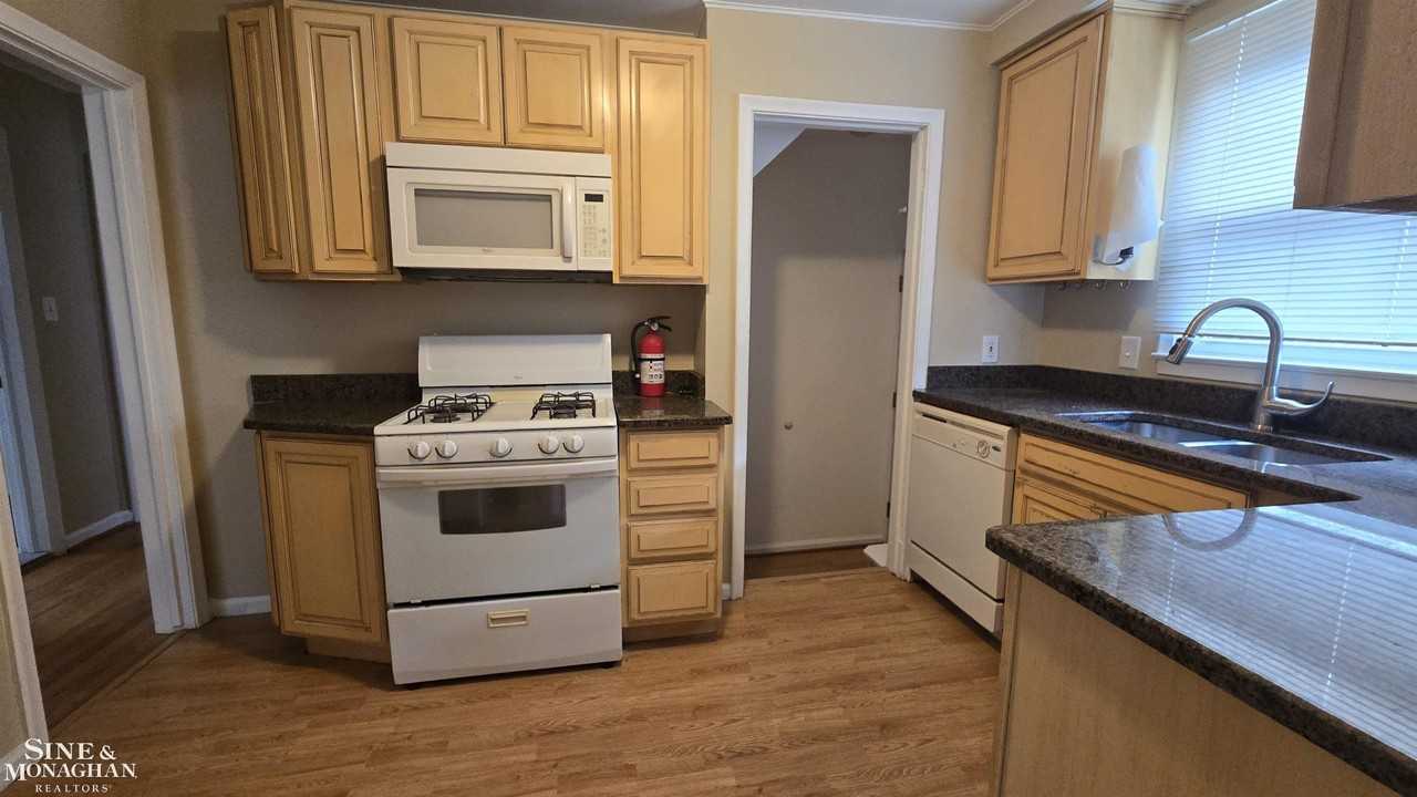 21553 Newcastle Rd - Photo 4 of 14