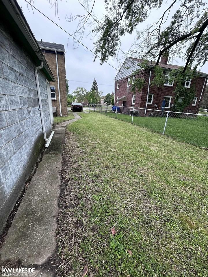 19238 W Chicago St - Photo 2 of 11