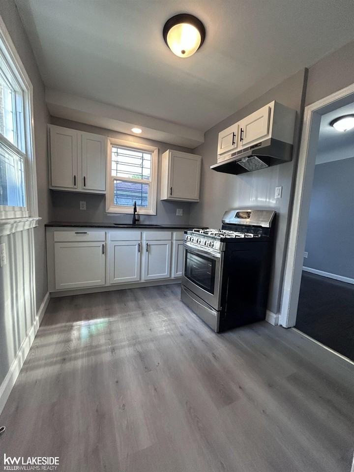 19238 W Chicago St - Photo 6 of 11