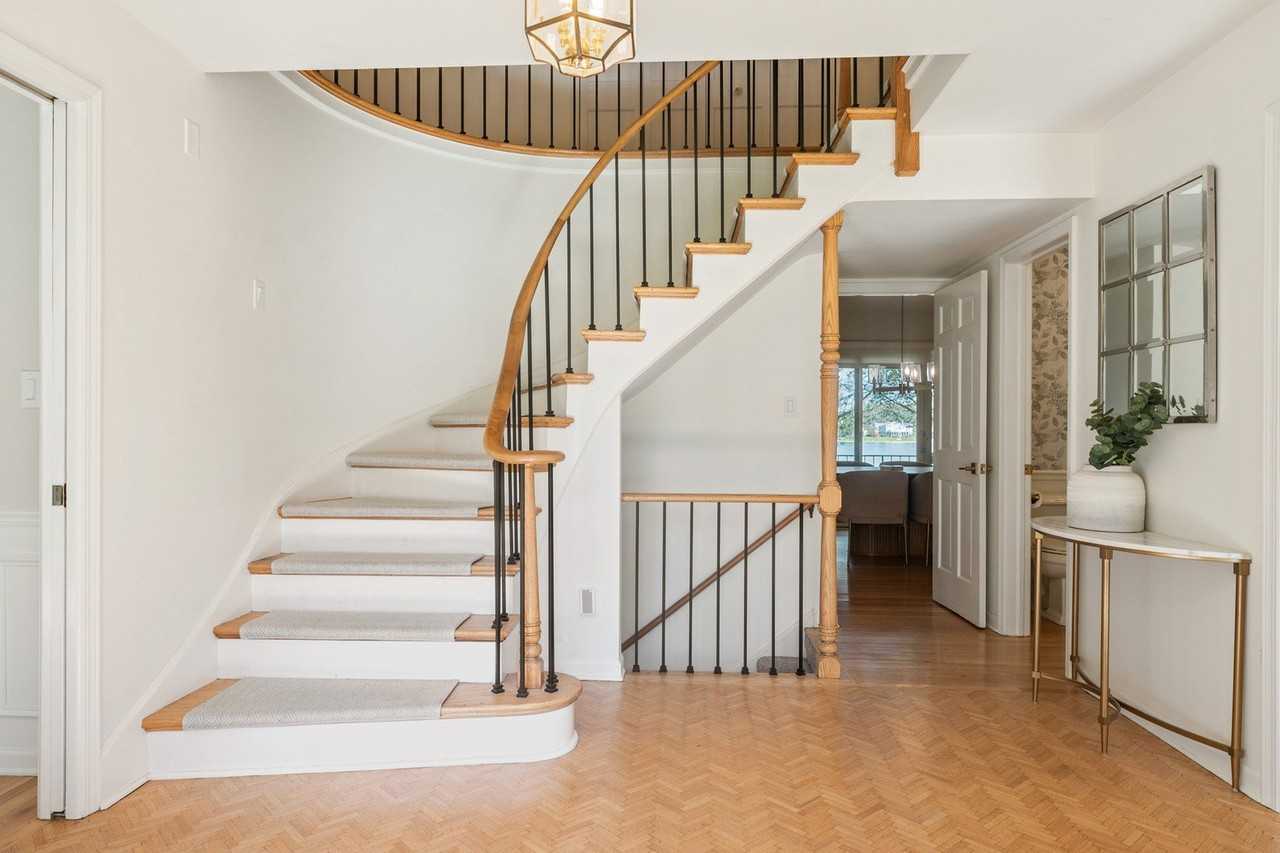 1380 Lake Shore Dr S - Photo 2 of 31