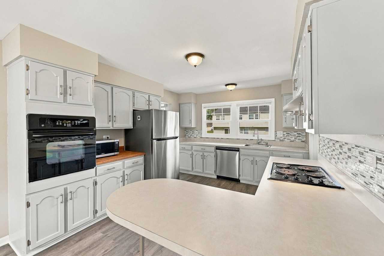 101 Emerson Dr - Photo 2 of 40