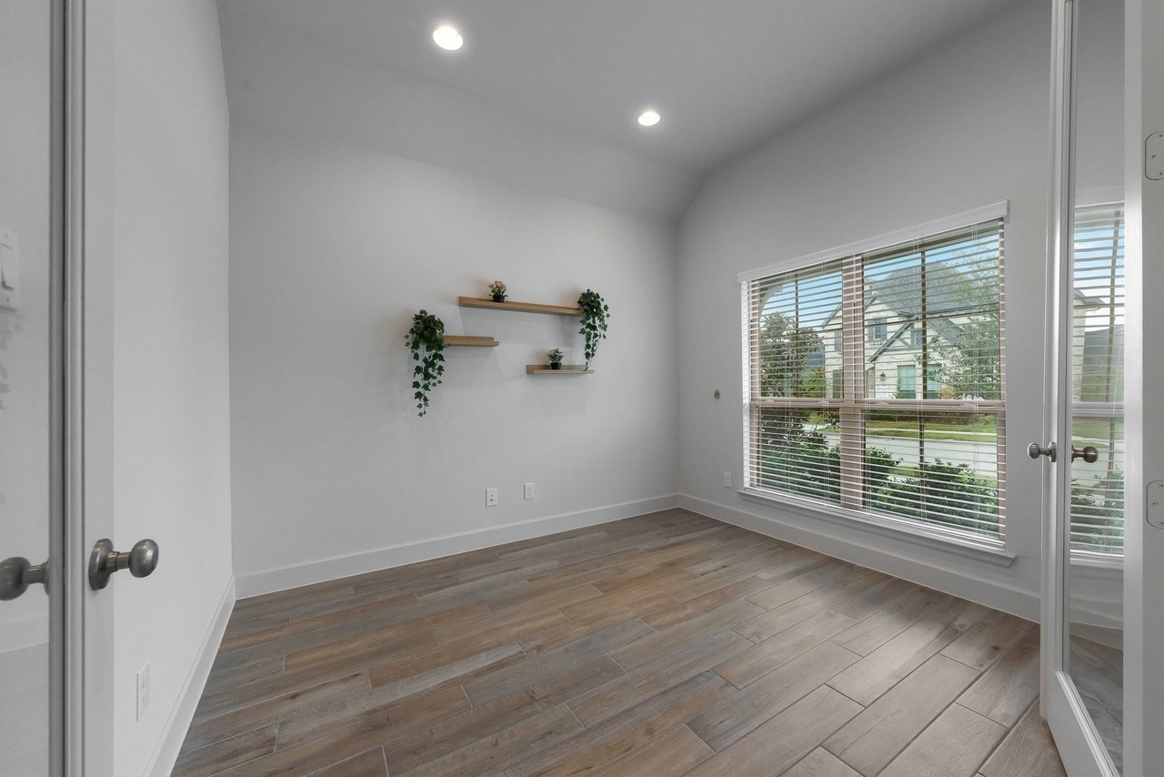 3033 Elmwood St - Photo 5 of 40