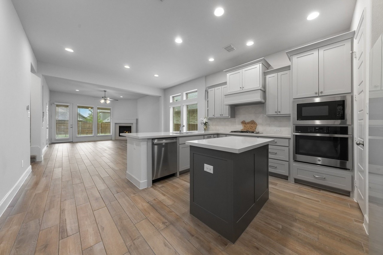3033 Elmwood St - Photo 6 of 40