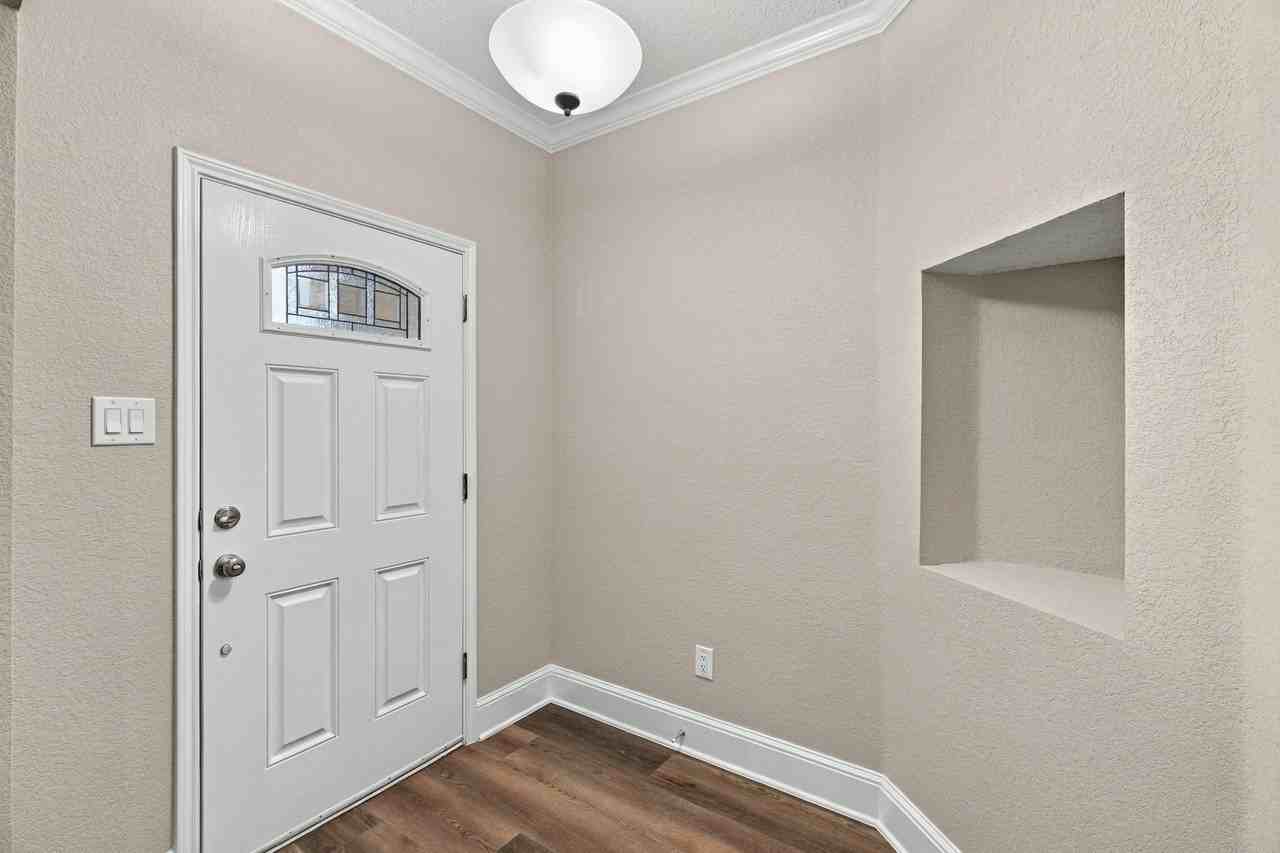 1627 Sequoia Dr - Photo 5 of 34