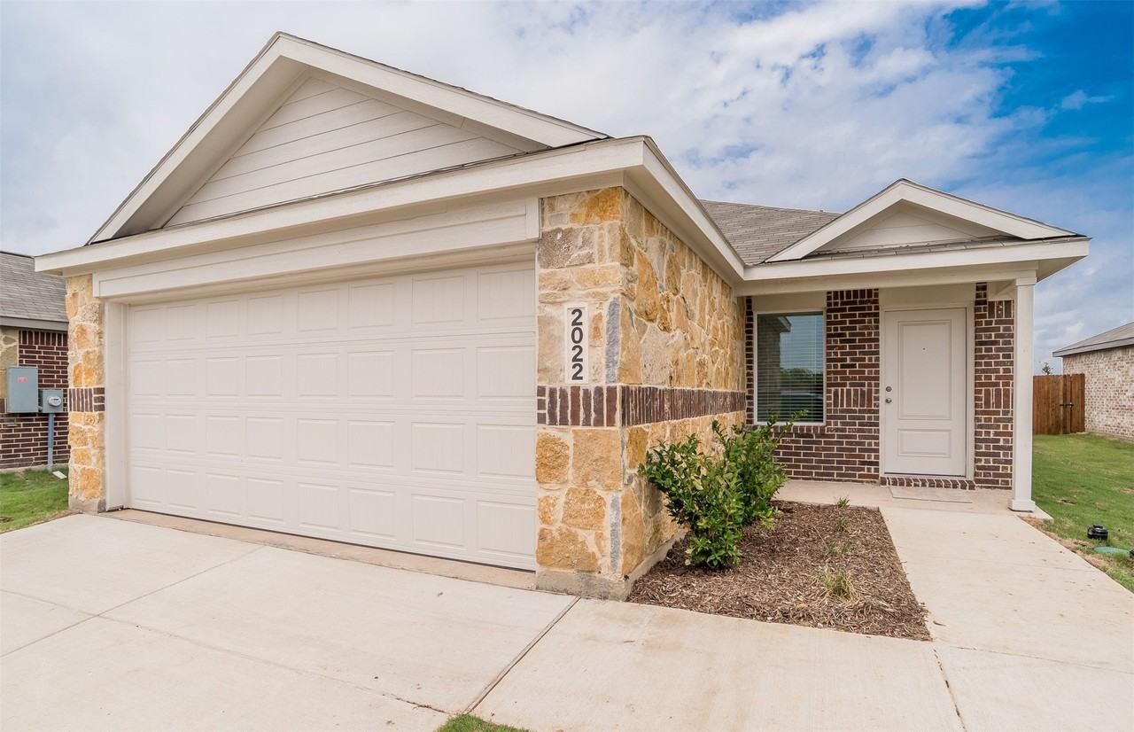 2022 Shady Oaks Dr - Photo 2 of 26