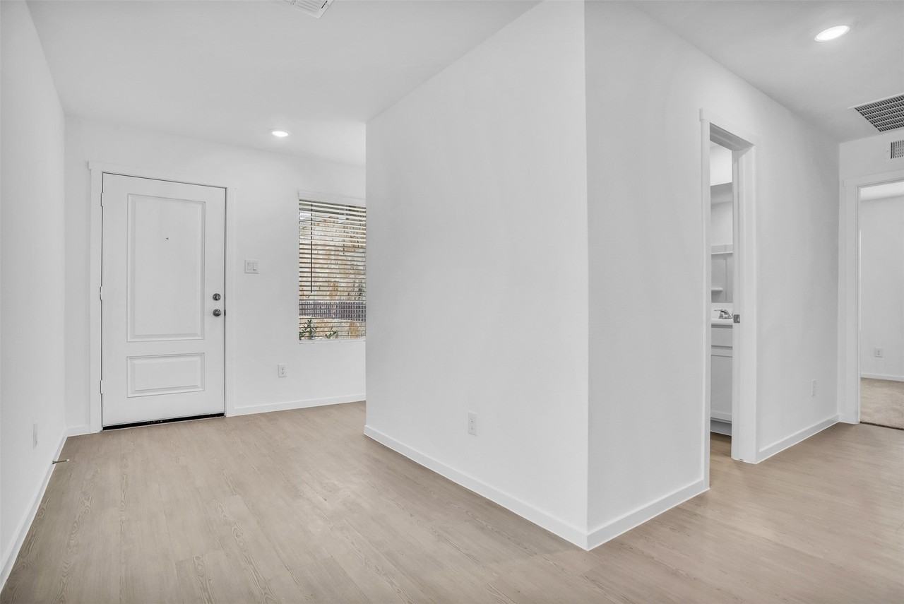 2022 Shady Oaks Dr - Photo 3 of 26