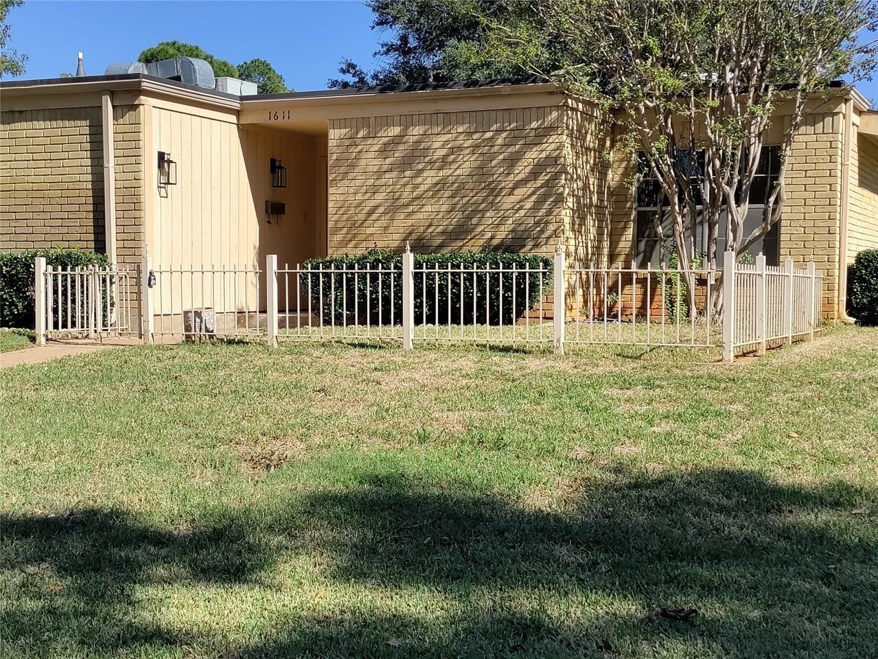 1611 Cindy Ct - Photo 2 of 21