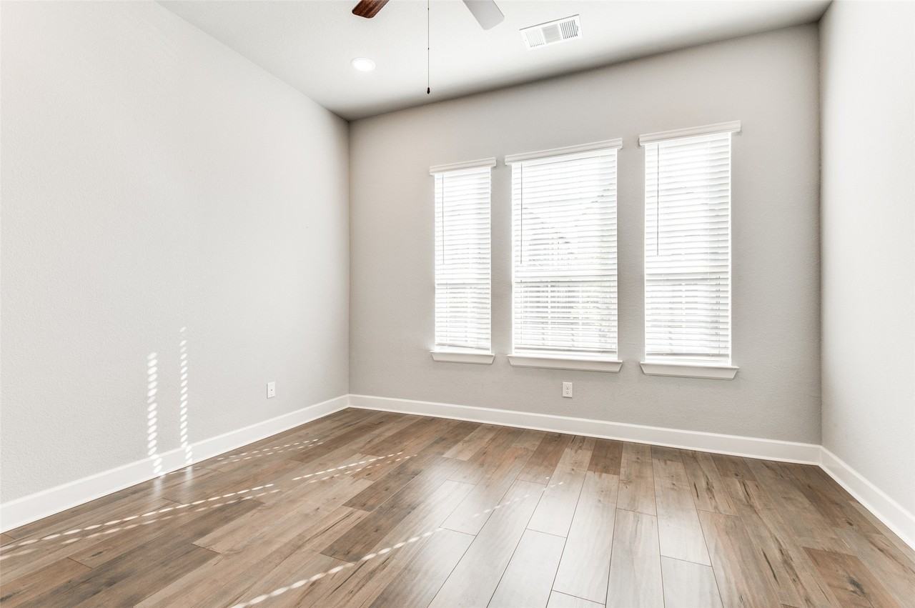 636 Courtyard Ln - Photo 2 of 12