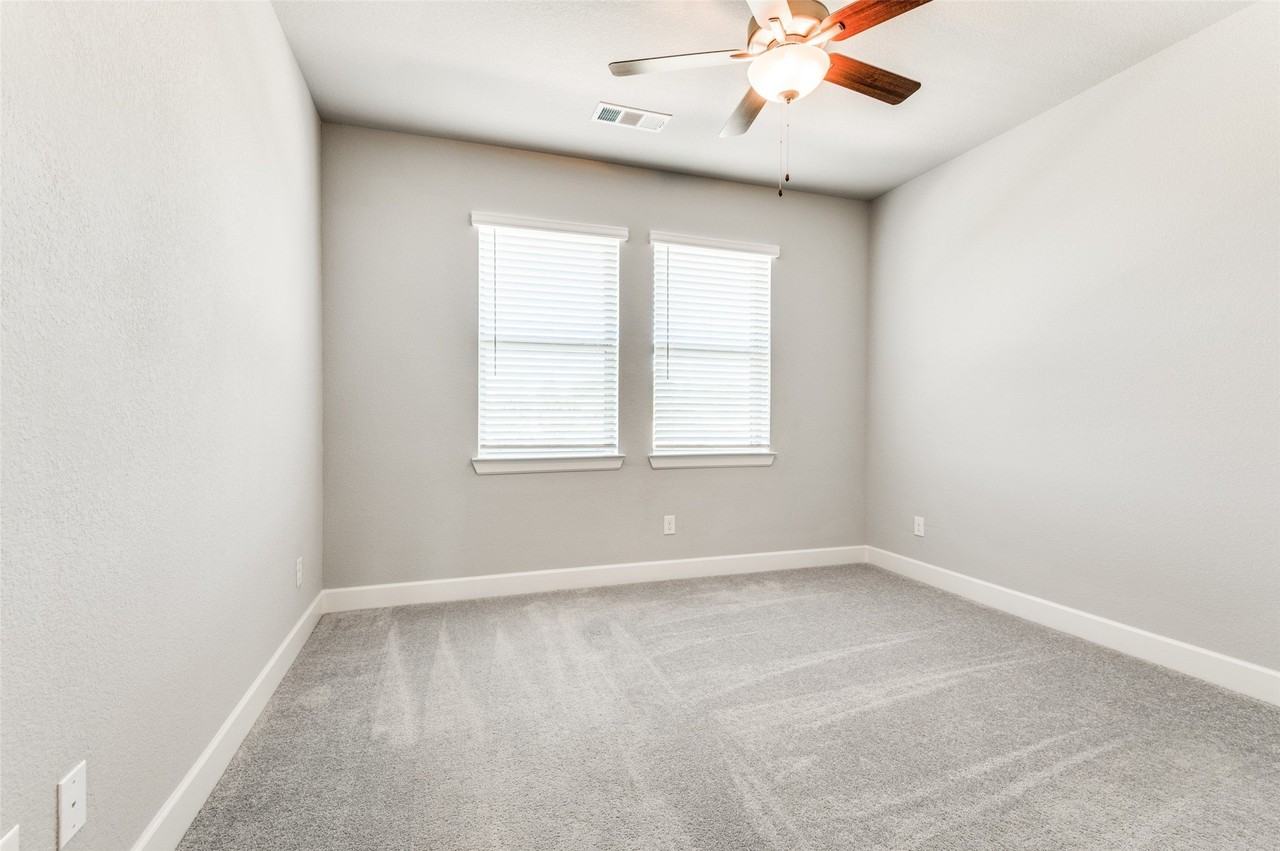 636 Courtyard Ln - Photo 3 of 12