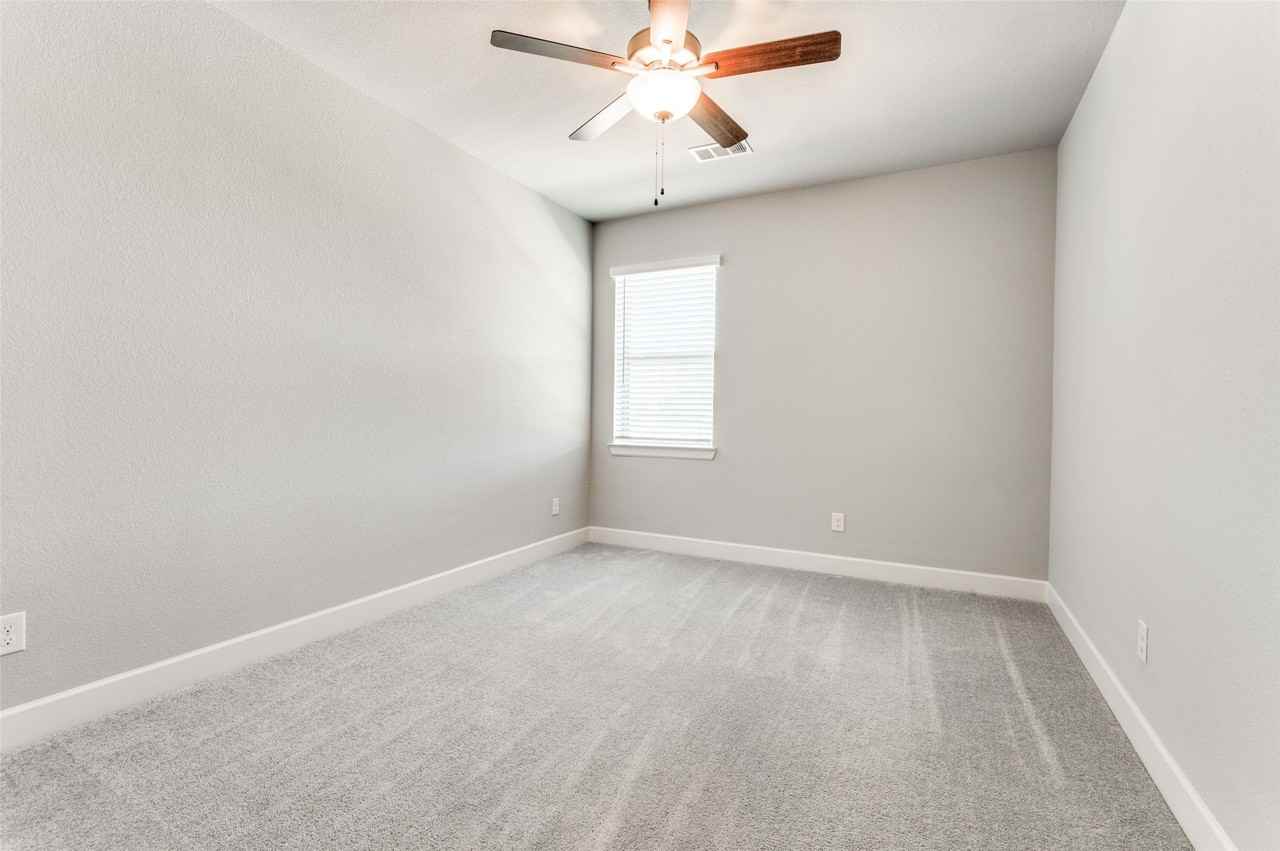 636 Courtyard Ln - Photo 4 of 12