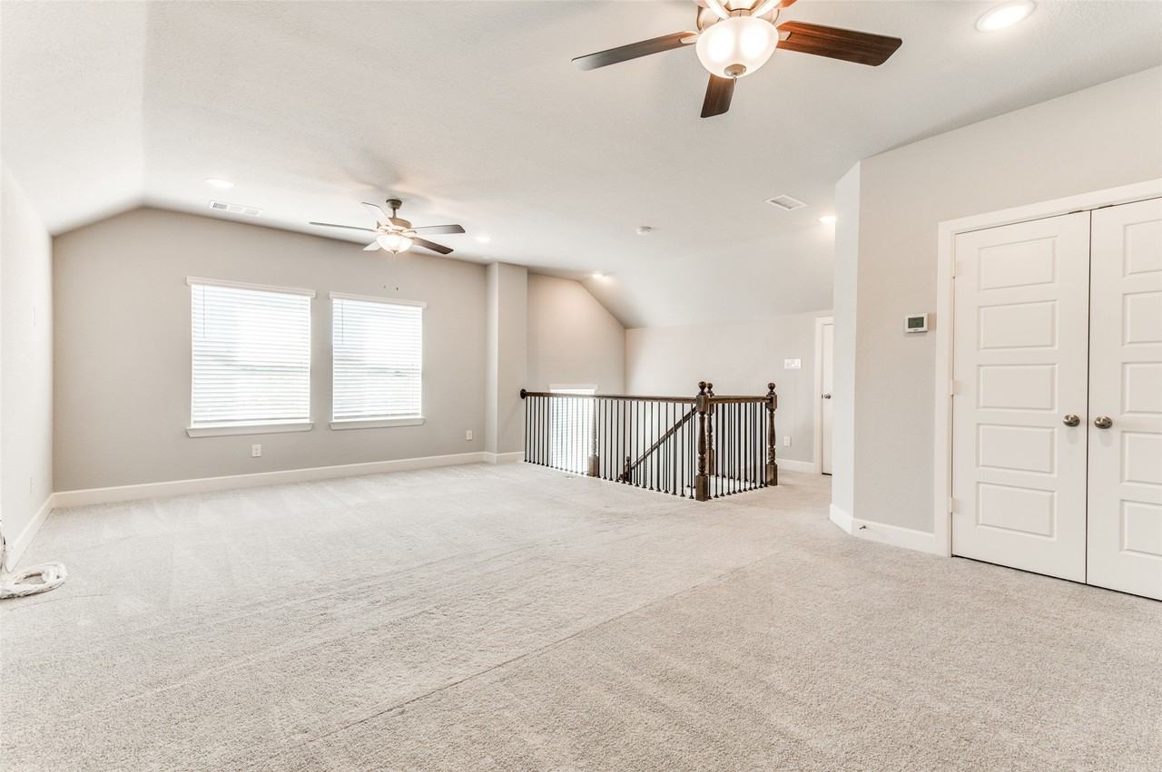 636 Courtyard Ln - Photo 5 of 12