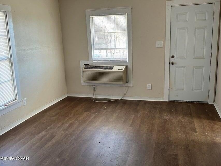 1210 Oak St - Photo 3 of 9