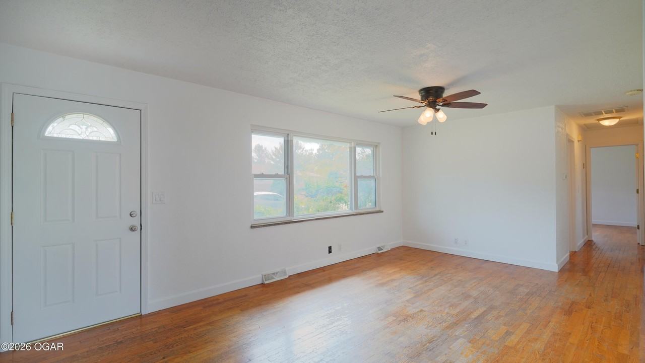 2926 Iowa Ave - Photo 2 of 12