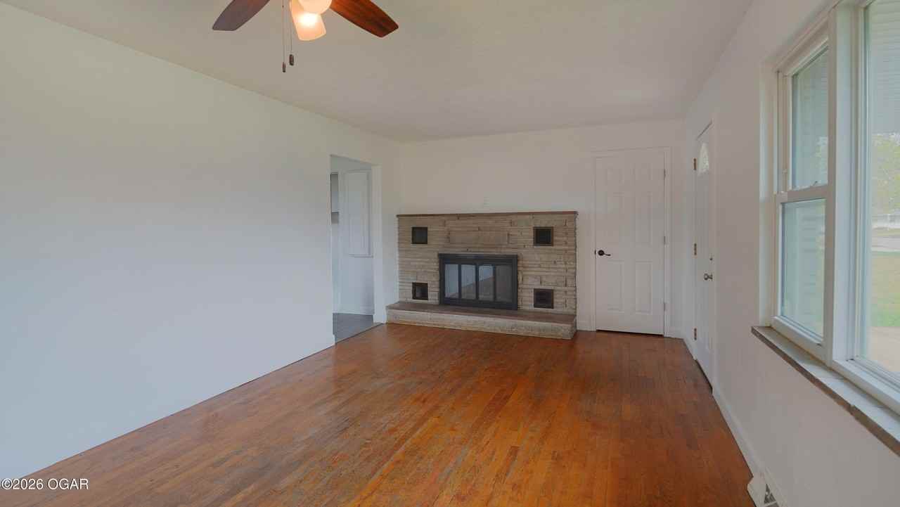 2926 Iowa Ave - Photo 3 of 12