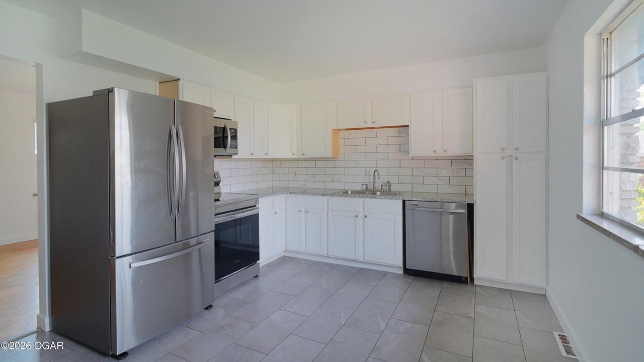 2926 Iowa Ave - Photo 4 of 12