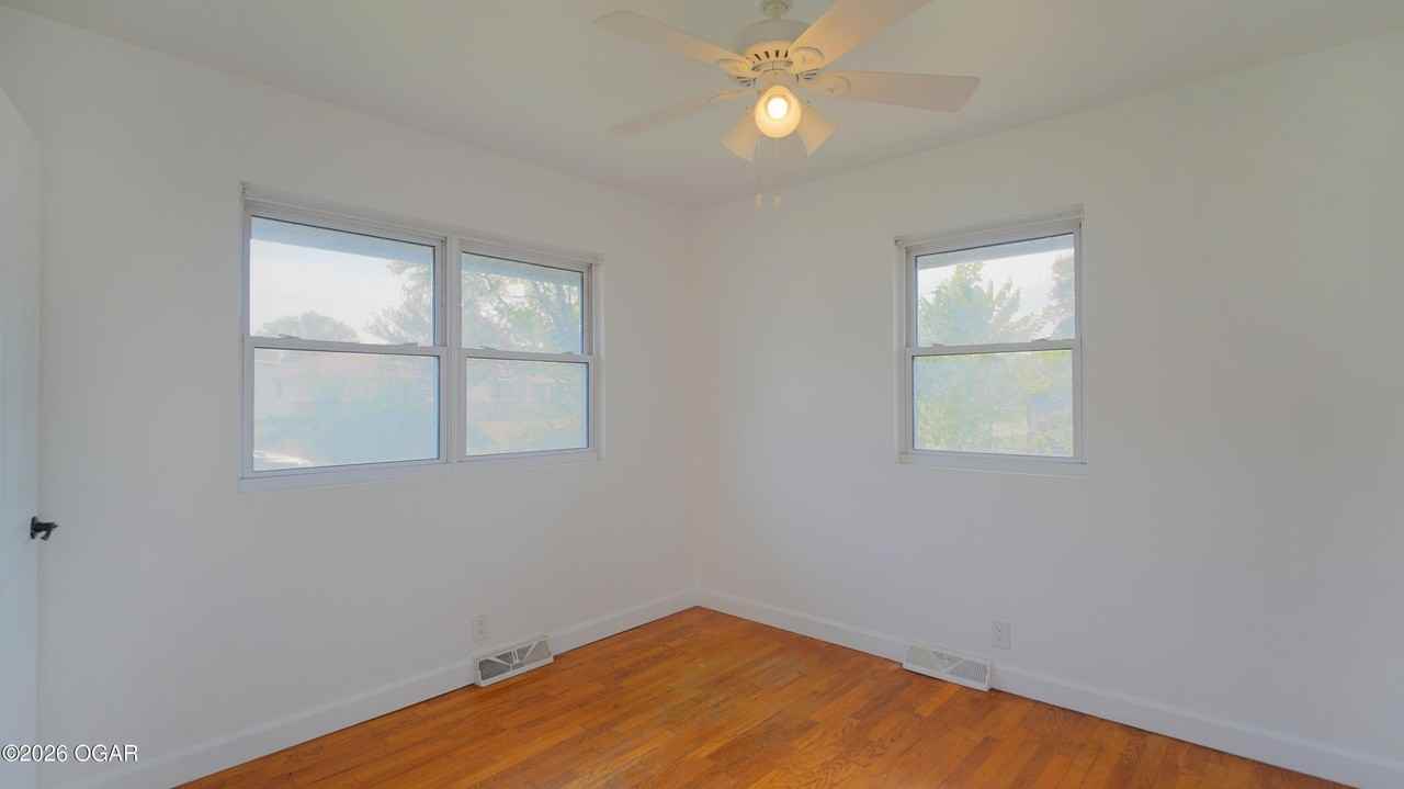 2926 Iowa Ave - Photo 5 of 12