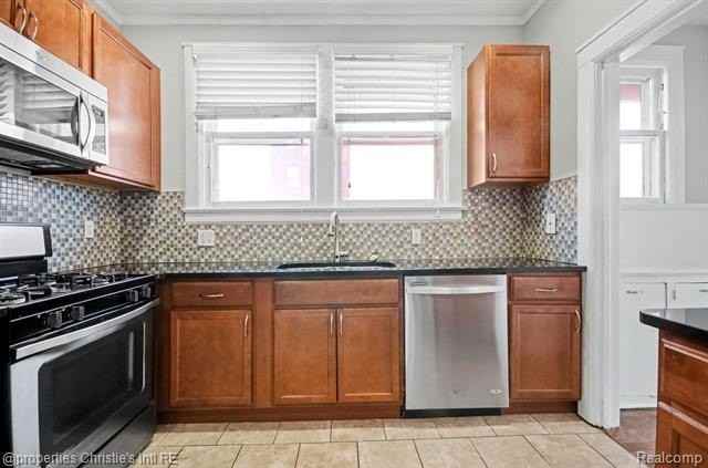 1071 Van Dyke St #2 - Photo 6 of 17