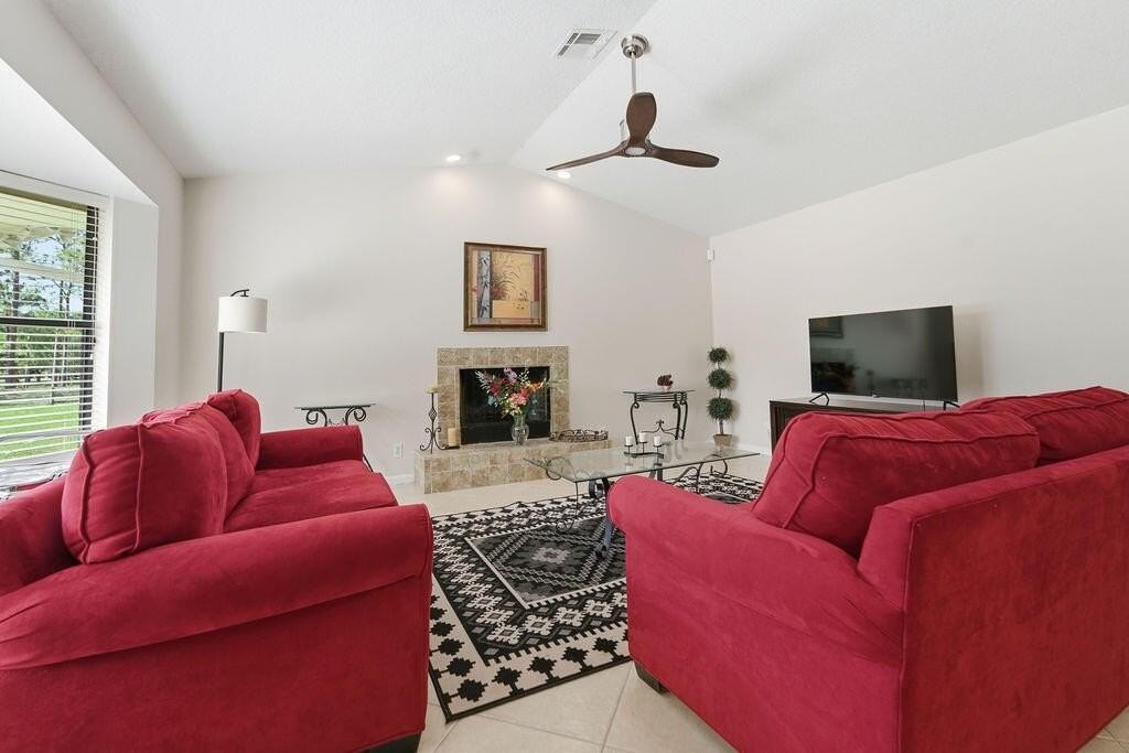 5562 Reynolds Rd - Photo 4 of 39