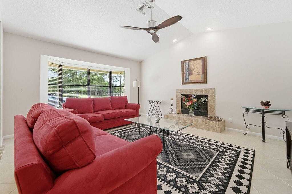 5562 Reynolds Rd - Photo 5 of 39