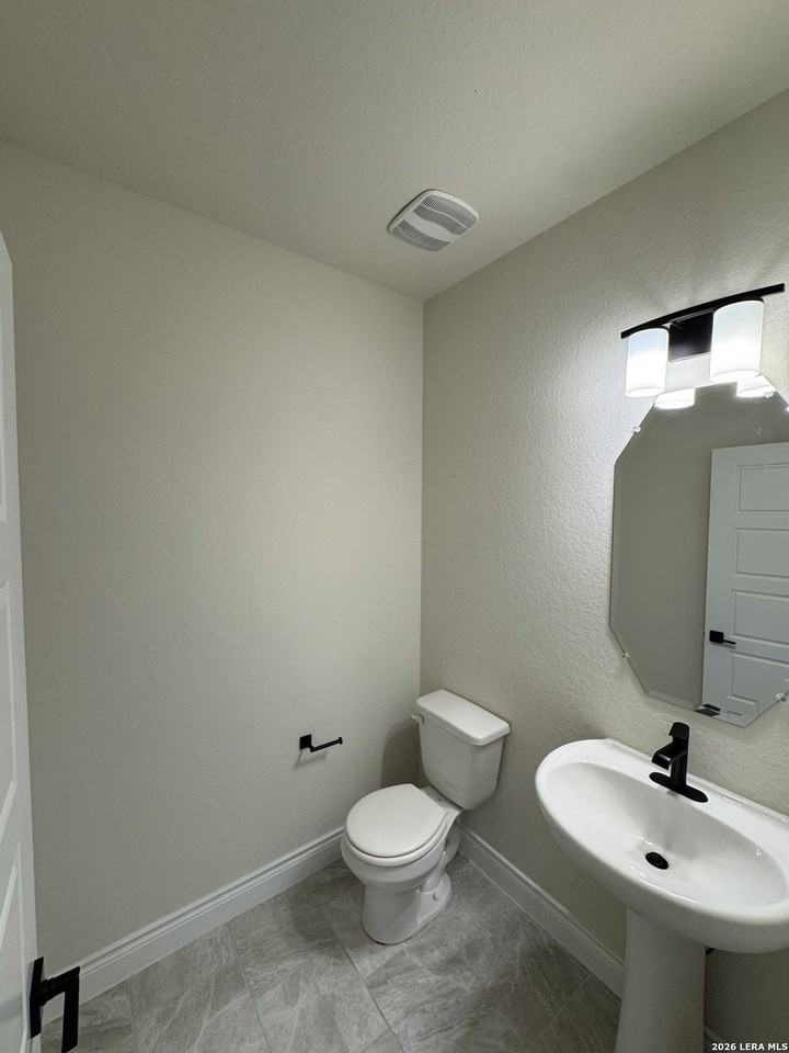 2027 Knippa - Photo 4 of 46