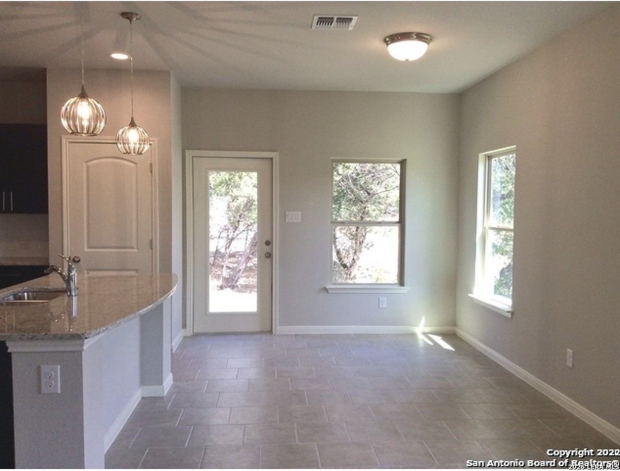 106 Lakeview Ct - Photo 3 of 6