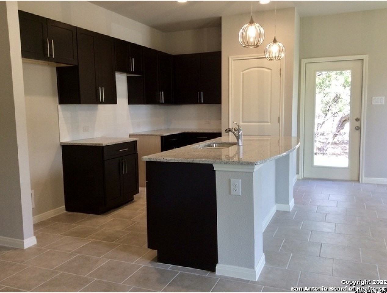 106 Lakeview Ct - Photo 4 of 6